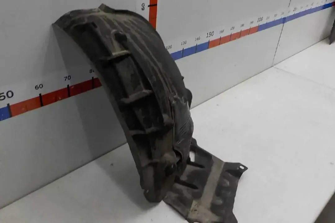 Front inner fender R    (New Model)